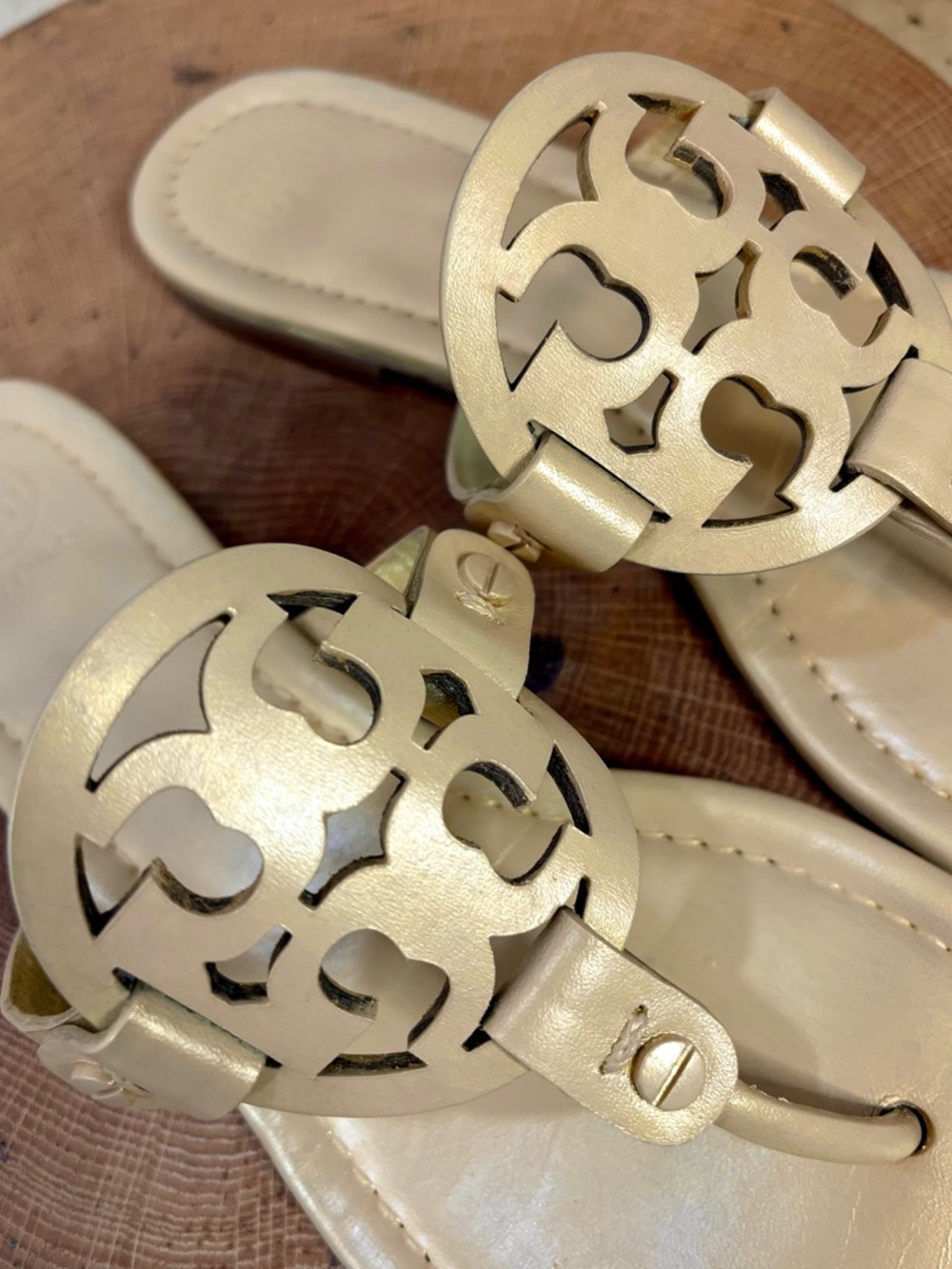 Tory Burch Miller Metallic Champagne Gold Leather Thong Sandals Size 9 - Picture 14 of 15